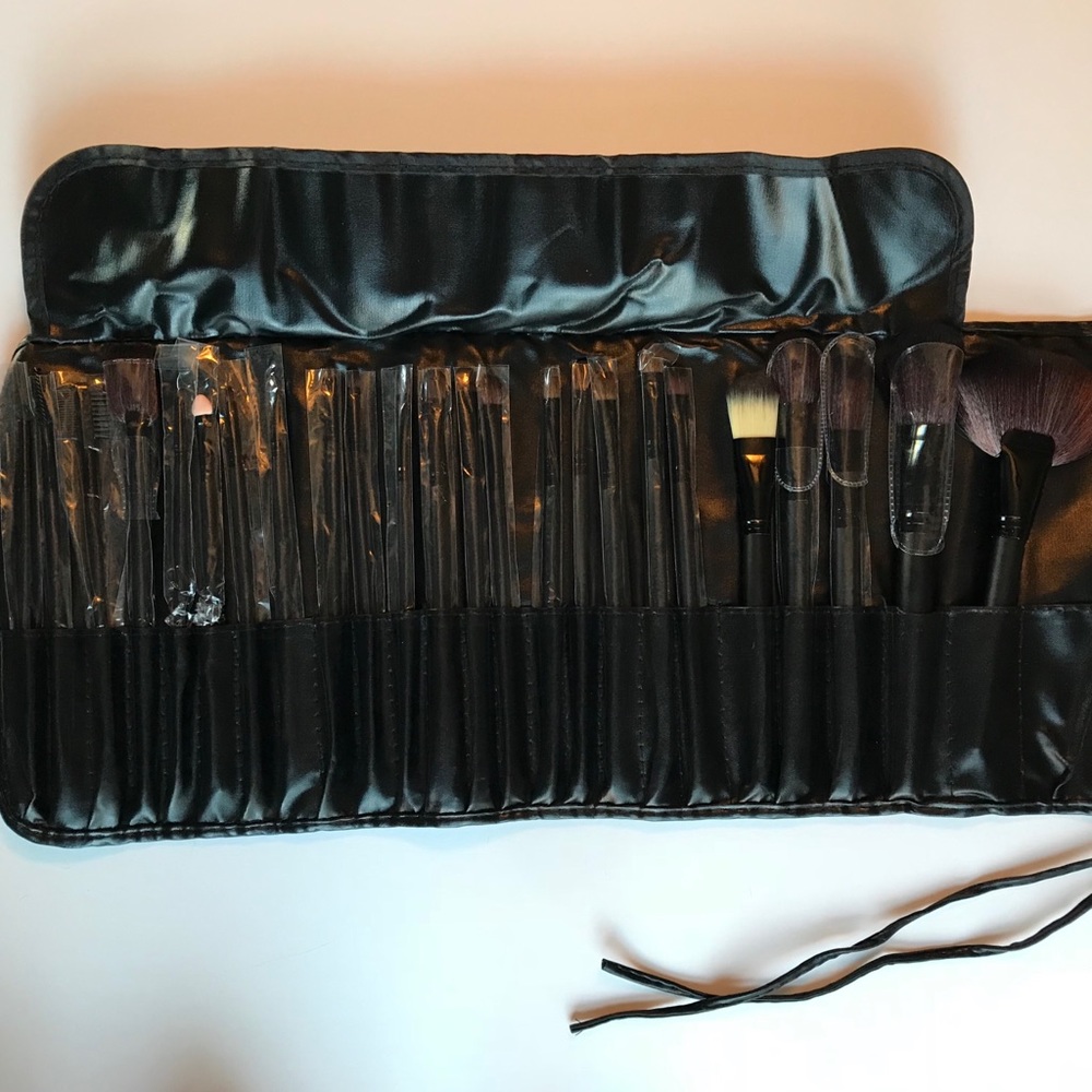 Set of 24 makeup brushes